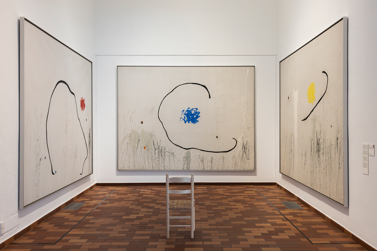 A una sala del museu s'exhibeixen tres quadres de gran format dedicats als cercles de Miró. A la paret del davant, un blau; a la paret esquerra, un vermell; i a la paret dreta, un groc.