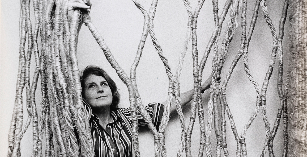 Aurèlia Muñoz dentro de la obra "Redes vegetales", 1973. Foto: Archivo Fotográfico Pau Barceló