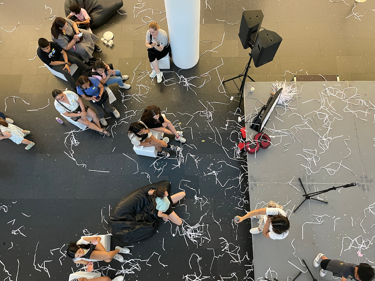 Imatges del "Pícnic karaoke" amb el Grup de Nenis i Joves del MACBA del curs 2024-2025. Foto: Isaac Sanjuan