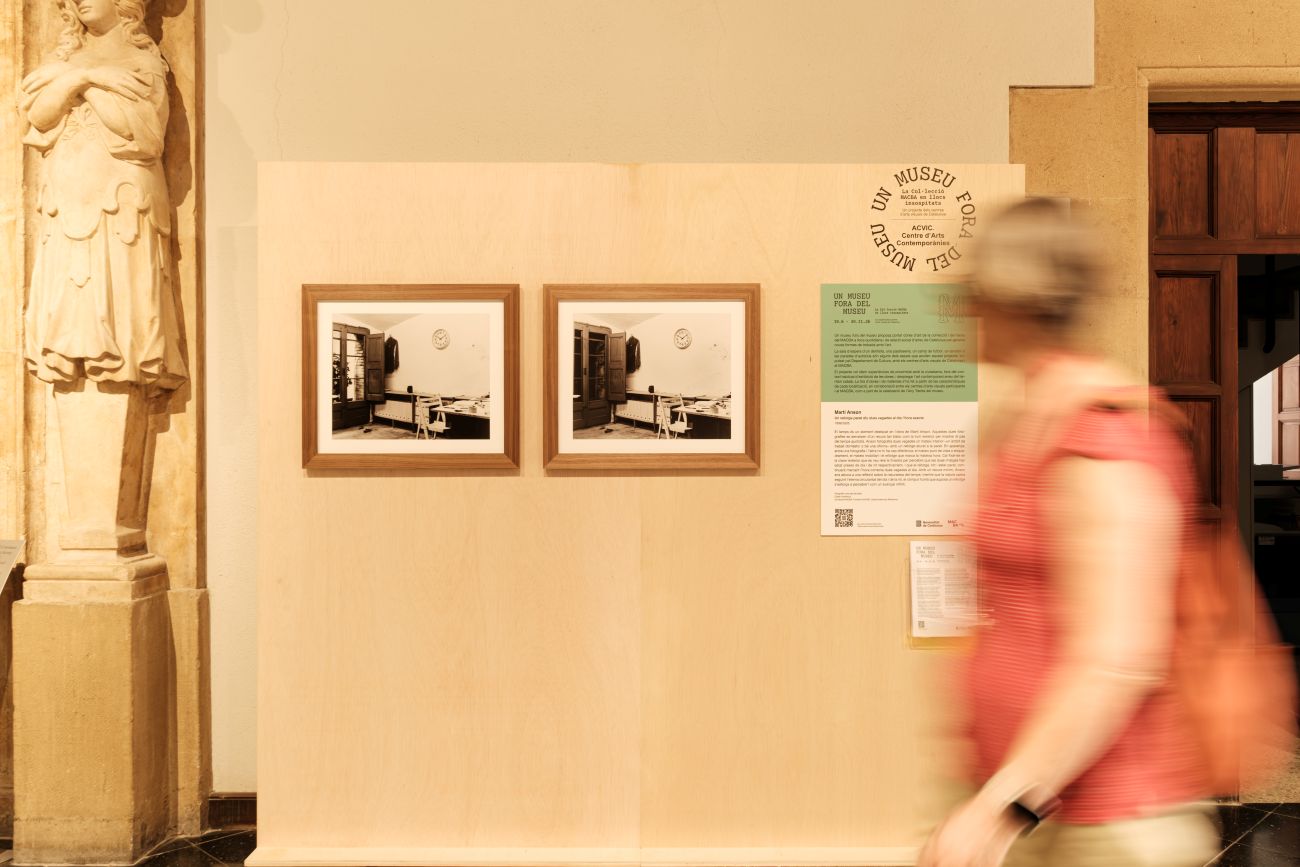 View of the work "Un reloj parado da dos veces al día la hora exacta", by Martí Anson, at the Ayuntamiento de Vic. Photo: Caritg Estudi