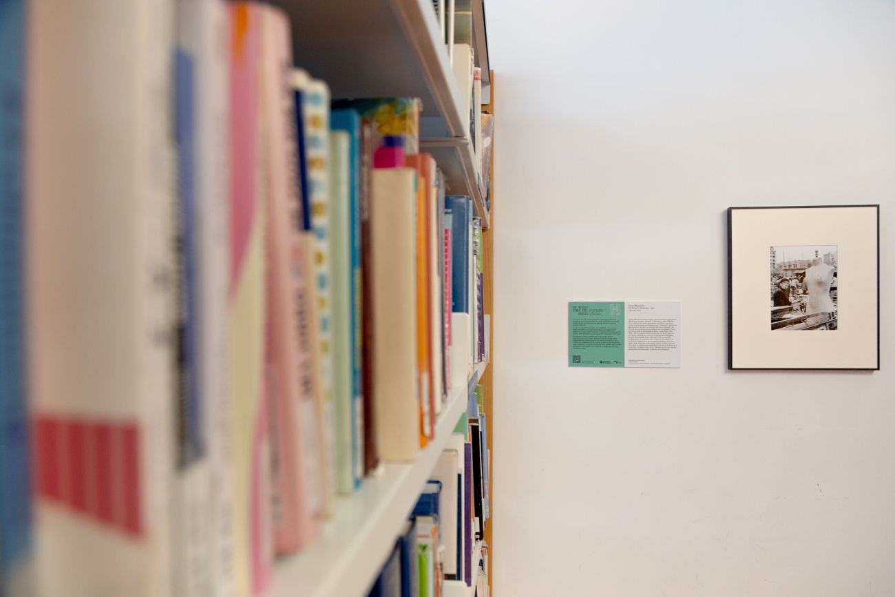 View of the work "Els Encants", Barcelona, 1957, by Xavier Miserachs, at the Biblioteca Ignasi Iglésias – Can Fabra. Photo: Eva Carasol