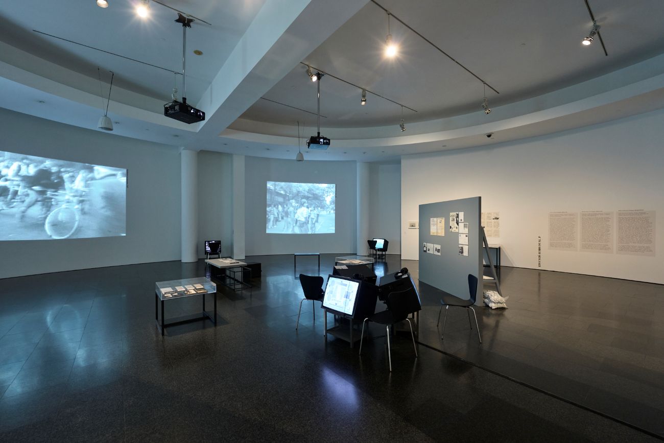 Vistes de l'exposició "El gest de filmar. El vídeo a la Col·lecció MACBA", 2026. Foto: Miquel Coll