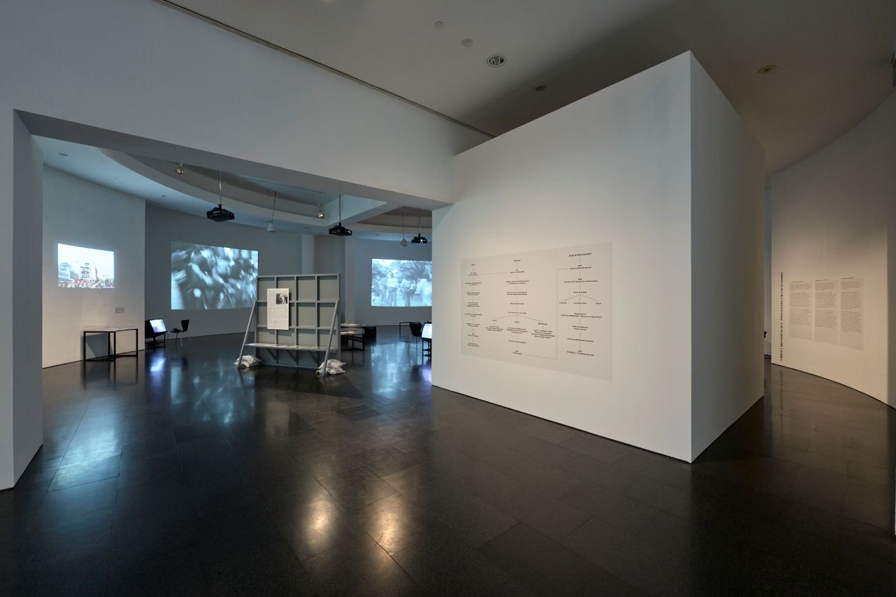 Vistes de l'exposició "El gest de filmar. El vídeo a la Col·lecció MACBA", 2026. Foto: Miquel Coll