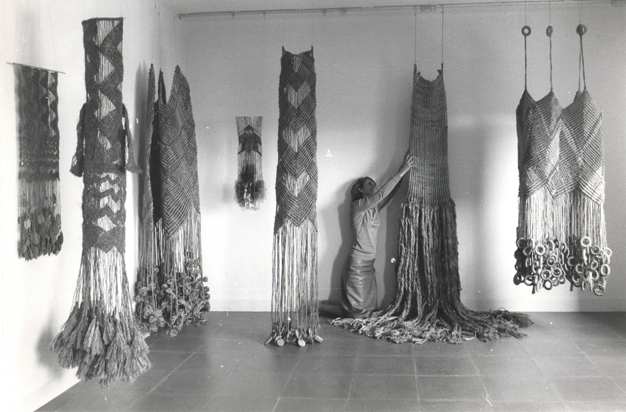 L’artista Aurèlia Muñoz al seu estudi, envoltada de peces tèxtils penjades i obres de gran format.
